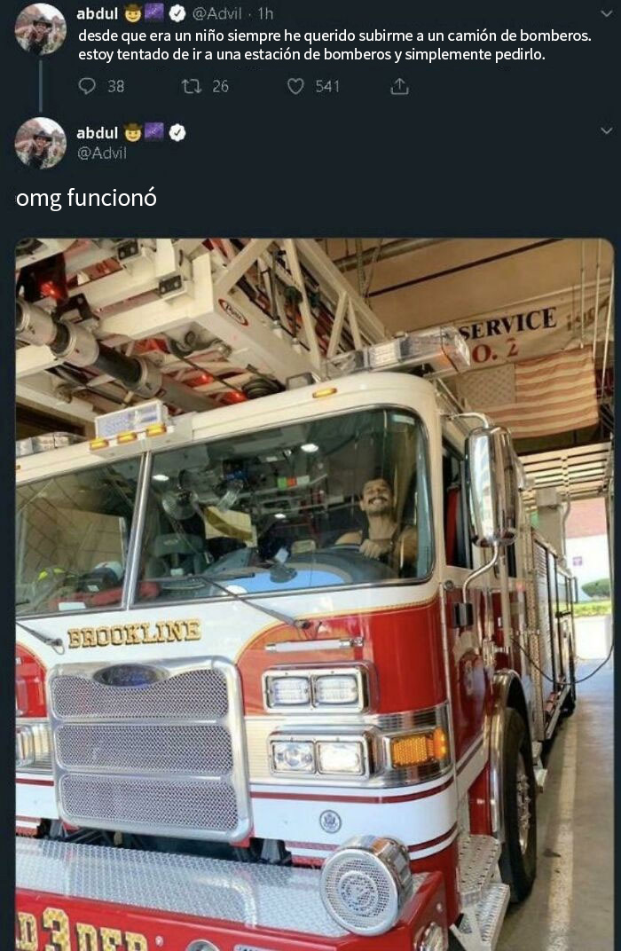 Un loco entra en la estación de bomberos, pregunta si puede entrar en el camión de bomberos y funciona