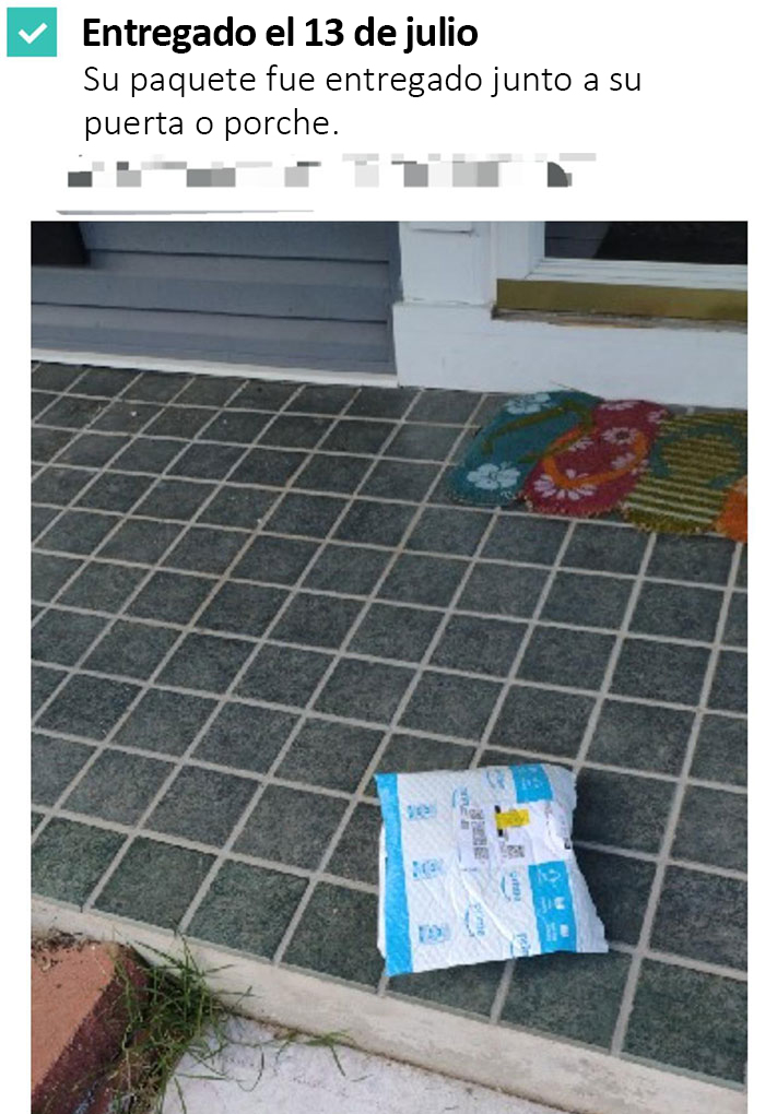 Foto de entrega de Amazon de mi paquete en el porche de mis vecinos. Le pregunté a mi vecino si por casualidad había recibido mi paquete. "No, no lo vi"