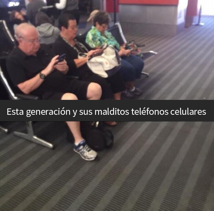 Los viejos siempre en sus celulares