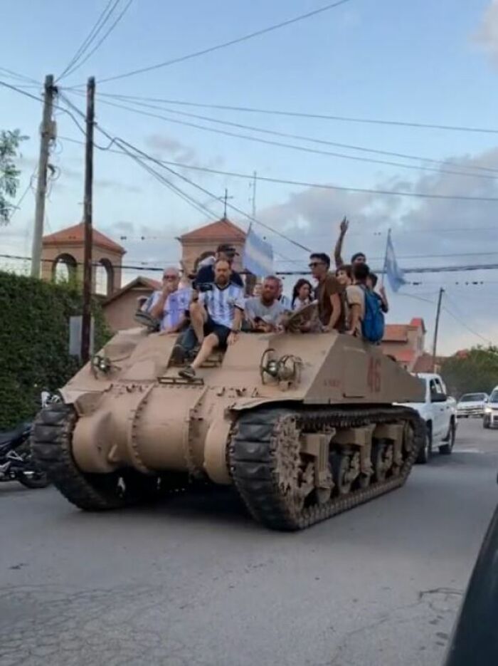 Los Que Celebraron Subiéndose A Un Tanque