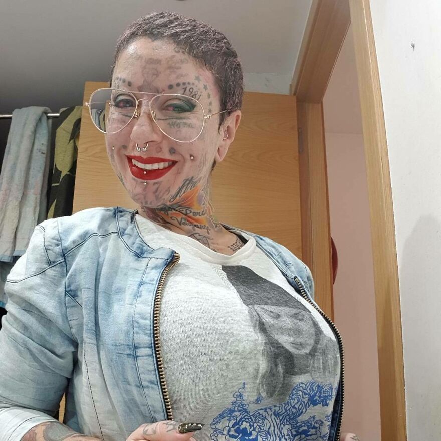 Esta mujer tenía tantos tatuajes que acabó añorando su propio rostro, así que decidió quitárselos