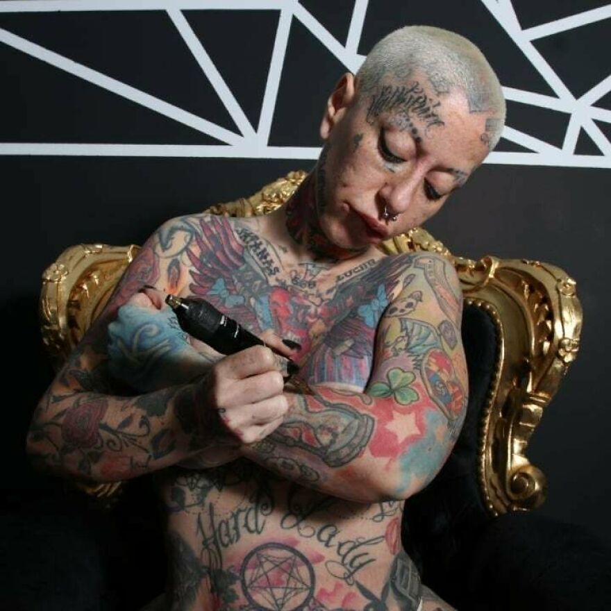 Esta mujer tenía tantos tatuajes que acabó añorando su propio rostro, así que decidió quitárselos