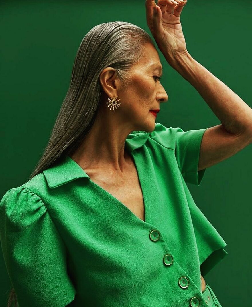 A sus 71 años, esta modelo brasileña desafía con éxito los estándares de la industria de la moda