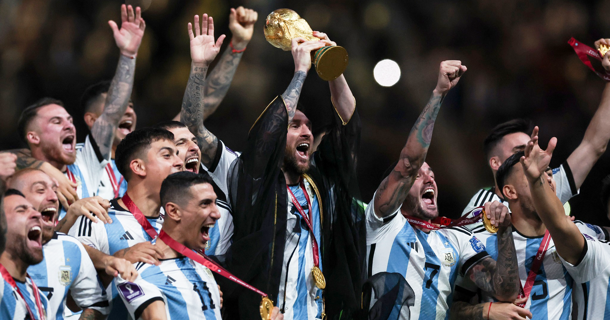 Argentinos desquiciados celebrando el triunfo de su selección en el mundial de fútbol