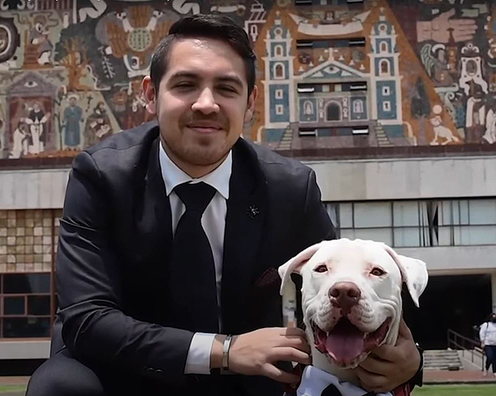 Este mexicano llevó a su perro a su graduación universitaria, y acabó siendo el protagonista