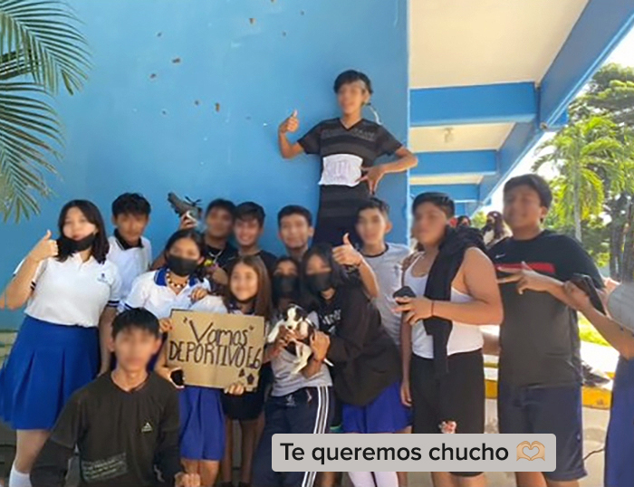 Esta escuela mexicana decidió adoptar a un perrito después de que lo encontraran abandonado, y todos los estudiantes cooperan para ayudarlo