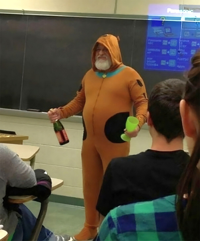 Este profesor rindió homenaje a una de sus alumnas luciendo un disfraz de un dibujo que ella había hecho