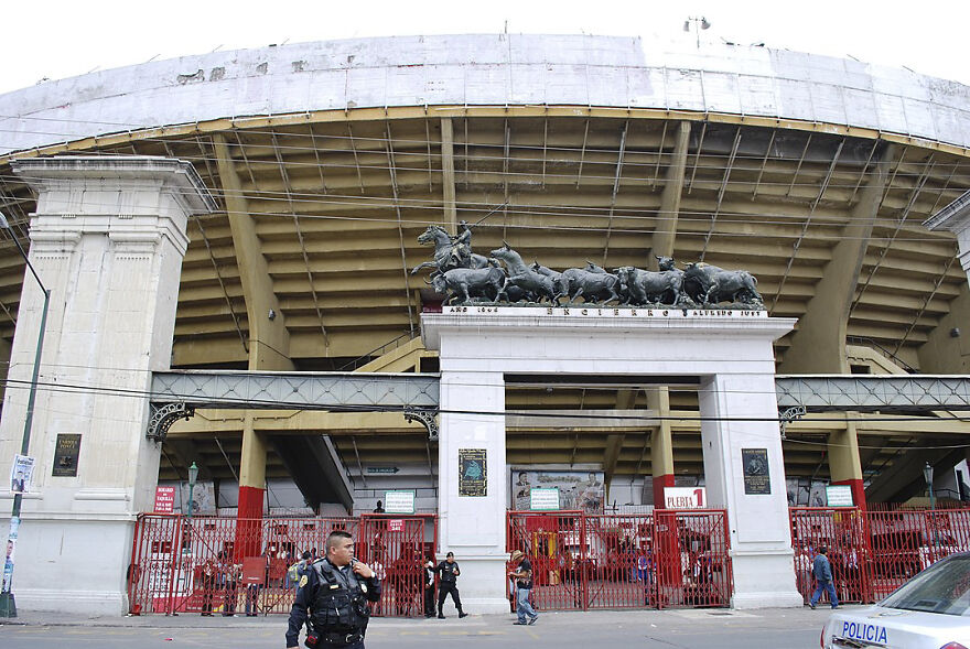 Internautas celebran la suspensión de corridas de toros en la Plaza México