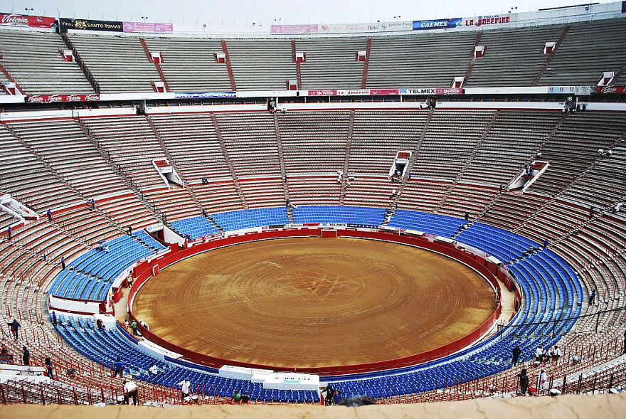 Internautas celebran la suspensión de corridas de toros en la Plaza México