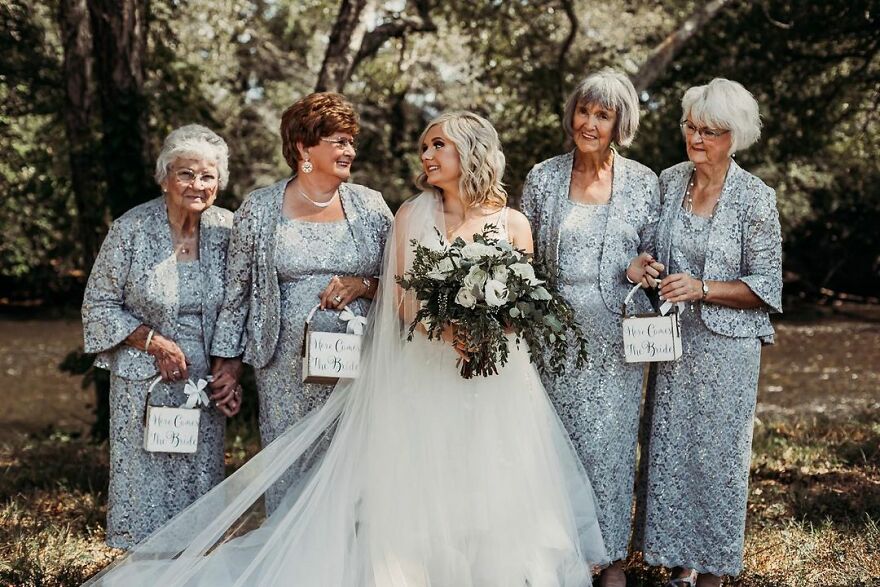 En esta boda, 4 abuelas fueron las "niñas de las flores" a petición de la novia, y no pueden ser más encantadoras