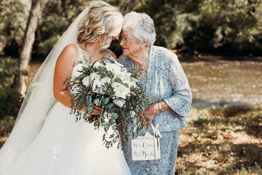 En esta boda, 4 abuelas fueron las "niñas de las flores" a petición de la novia, y no pueden ser más encantadoras