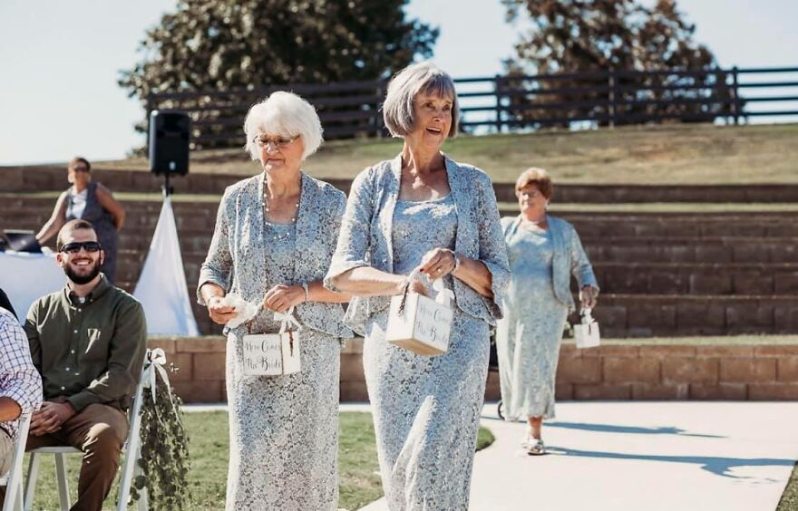 En esta boda, 4 abuelas fueron las "niñas de las flores" a petición de la novia, y no pueden ser más encantadoras