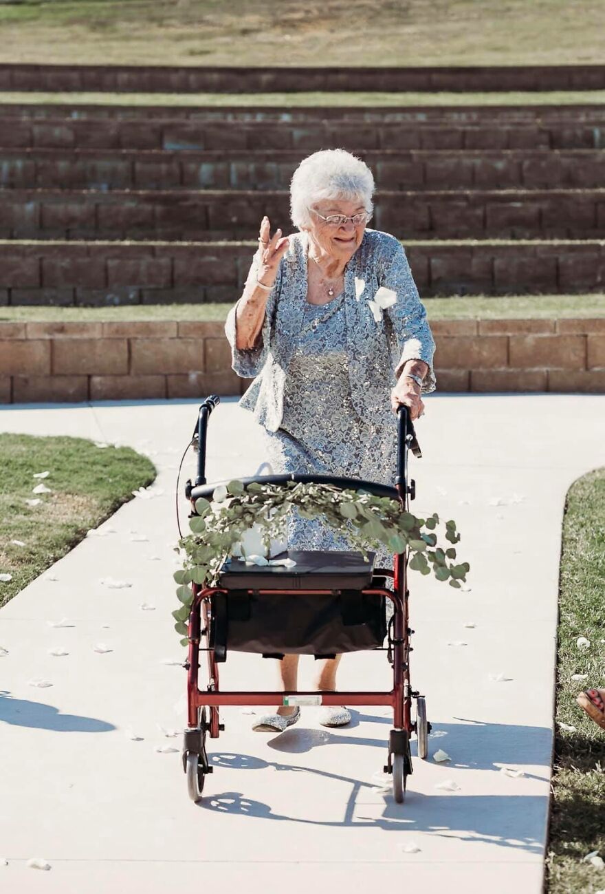 En esta boda, 4 abuelas fueron las "niñas de las flores" a petición de la novia, y no pueden ser más encantadoras