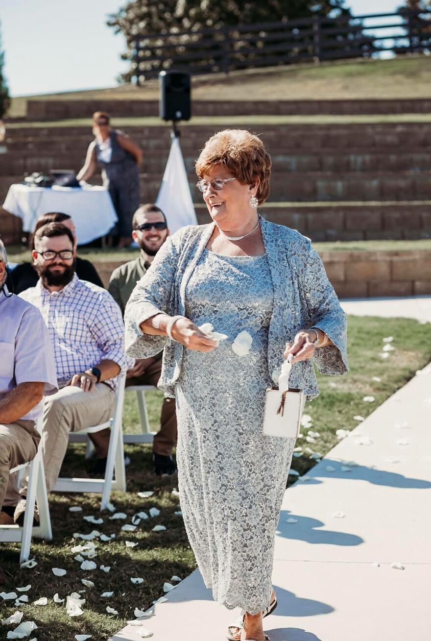 En esta boda, 4 abuelas fueron las de las flores» a petición de novia, y no ser más | Bored Panda