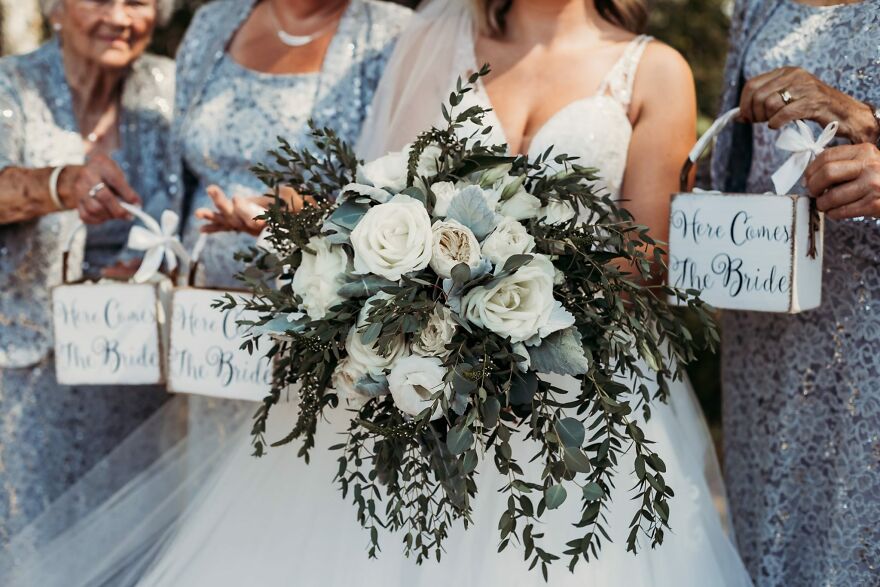 En esta boda, 4 abuelas fueron las "niñas de las flores" a petición de la novia, y no pueden ser más encantadoras