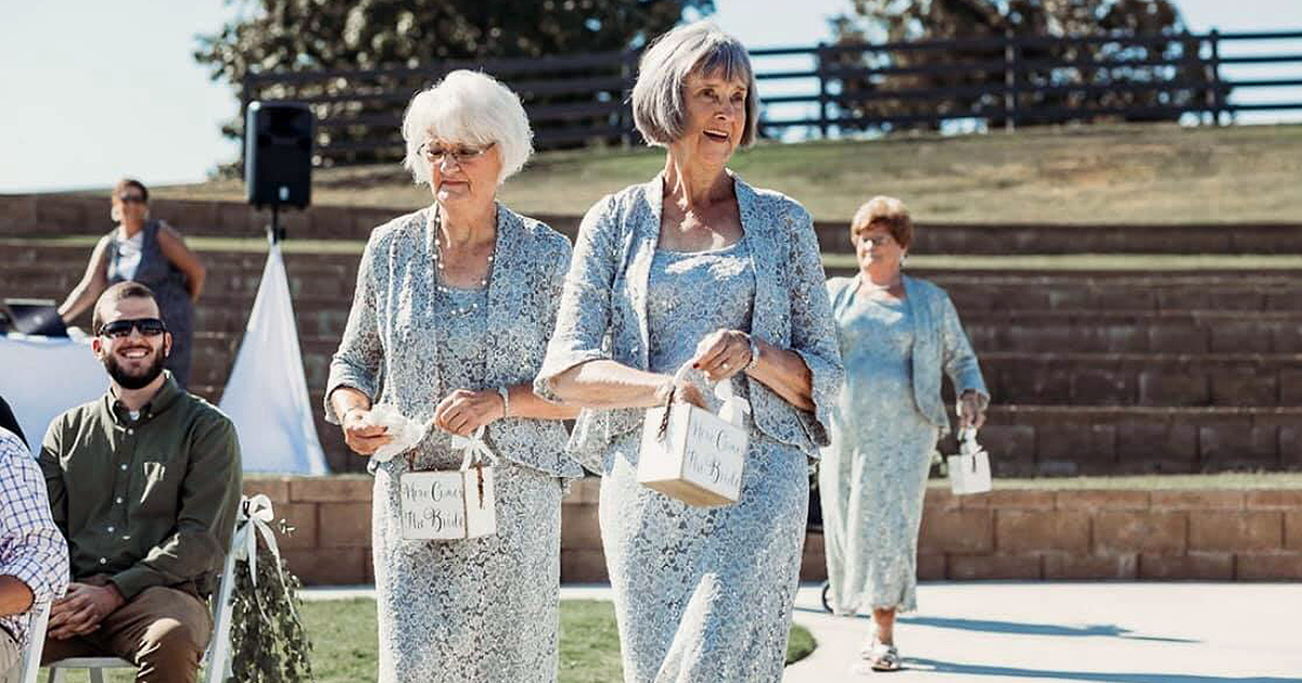 En esta boda 4 abuelas fueron las ninas de las flores a peticion de la novia y no pueden ser mas encantadoras Panda Curioso