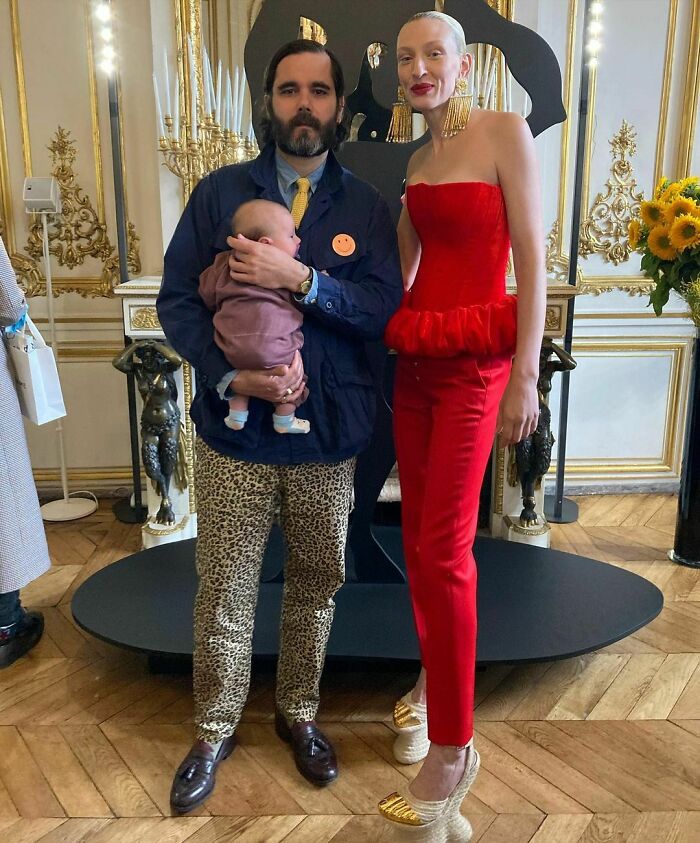 Se vuelve viral la imagen de esta modelo amamantando a su bebé minutos antes de salir a desfilar en las pasarelas de París