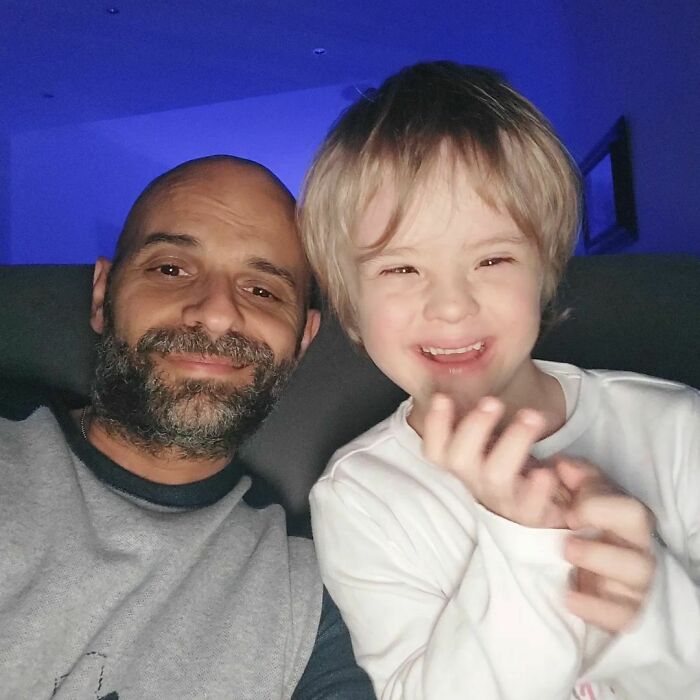 Este padre soltero adoptó a una niña con síndrome de Down, y está creciendo maravillosamente