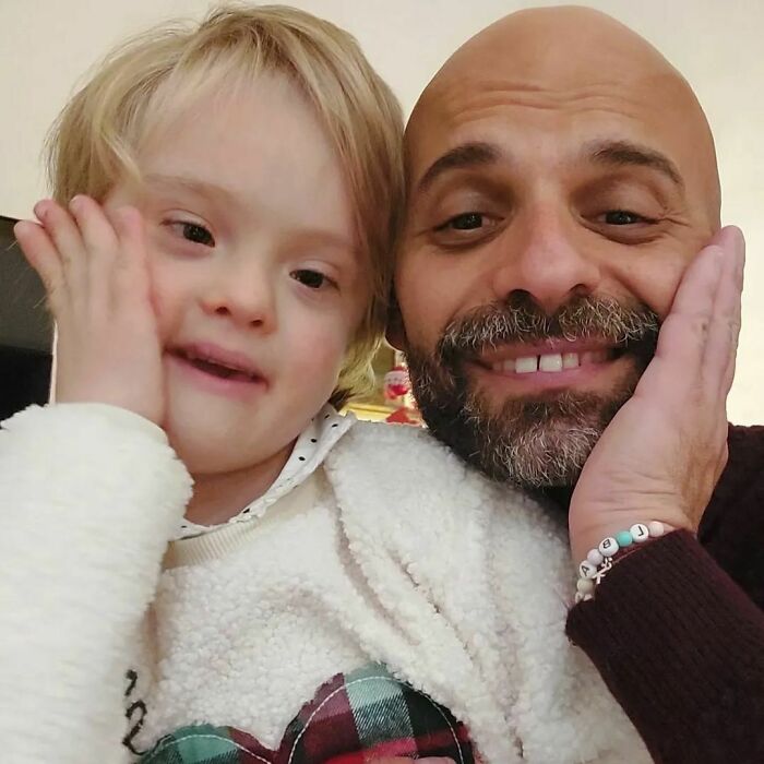 Este padre soltero adoptó a una niña con síndrome de Down, y está creciendo maravillosamente