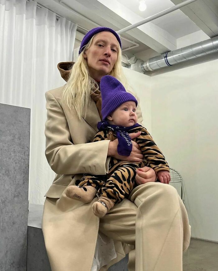 Se vuelve viral la imagen de esta modelo amamantando a su bebé minutos antes de salir a desfilar en las pasarelas de París
