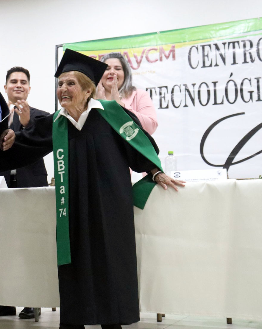 Esta anciana mexicana graduándose de bachillerato es lo más inspirador que verás hoy