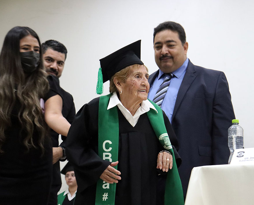 Esta anciana mexicana graduándose de bachillerato es lo más inspirador que verás hoy