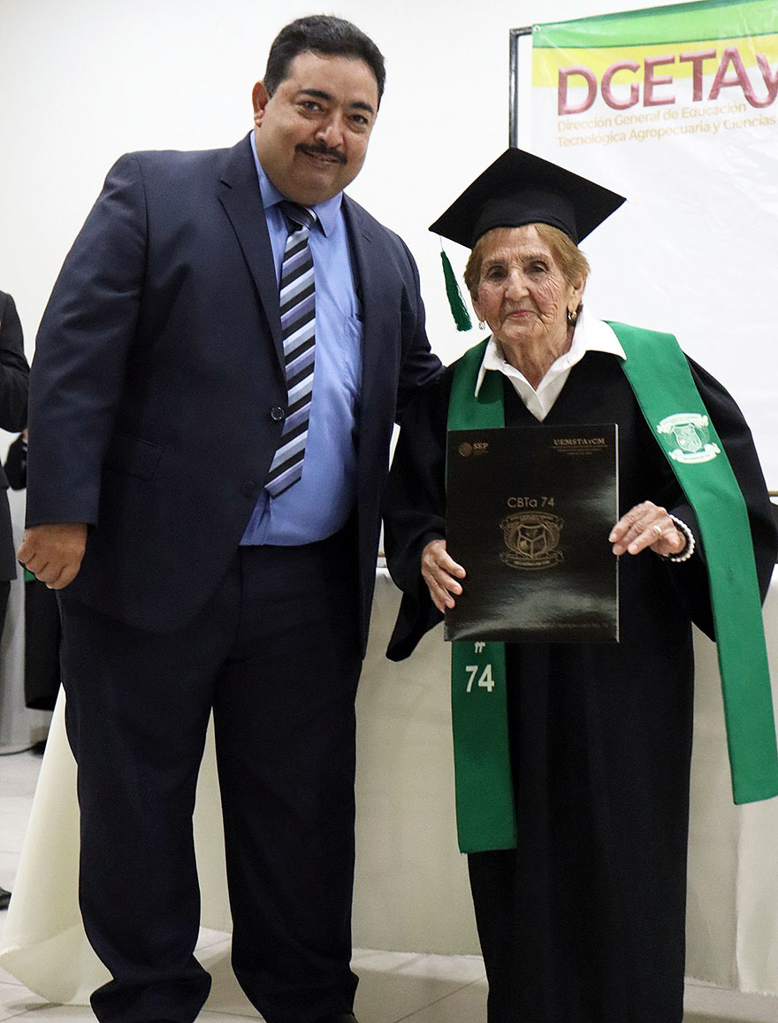Esta anciana mexicana graduándose de bachillerato es lo más inspirador que verás hoy