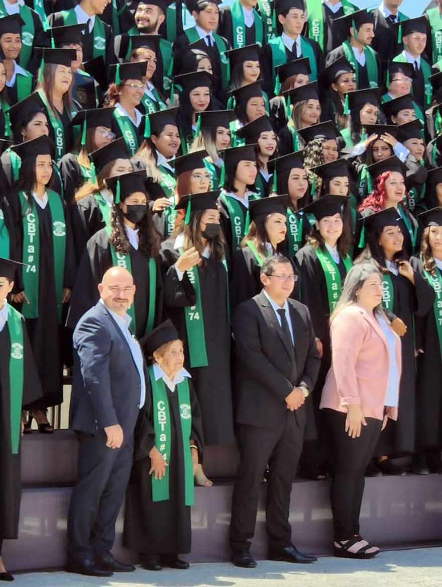 Esta anciana mexicana graduándose de bachillerato es lo más inspirador que verás hoy