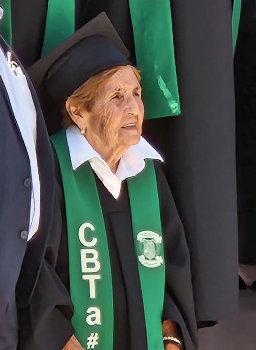 Esta anciana mexicana graduándose de bachillerato es lo más inspirador que verás hoy