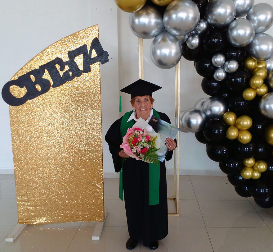 Esta anciana mexicana graduándose de bachillerato es lo más inspirador que verás hoy