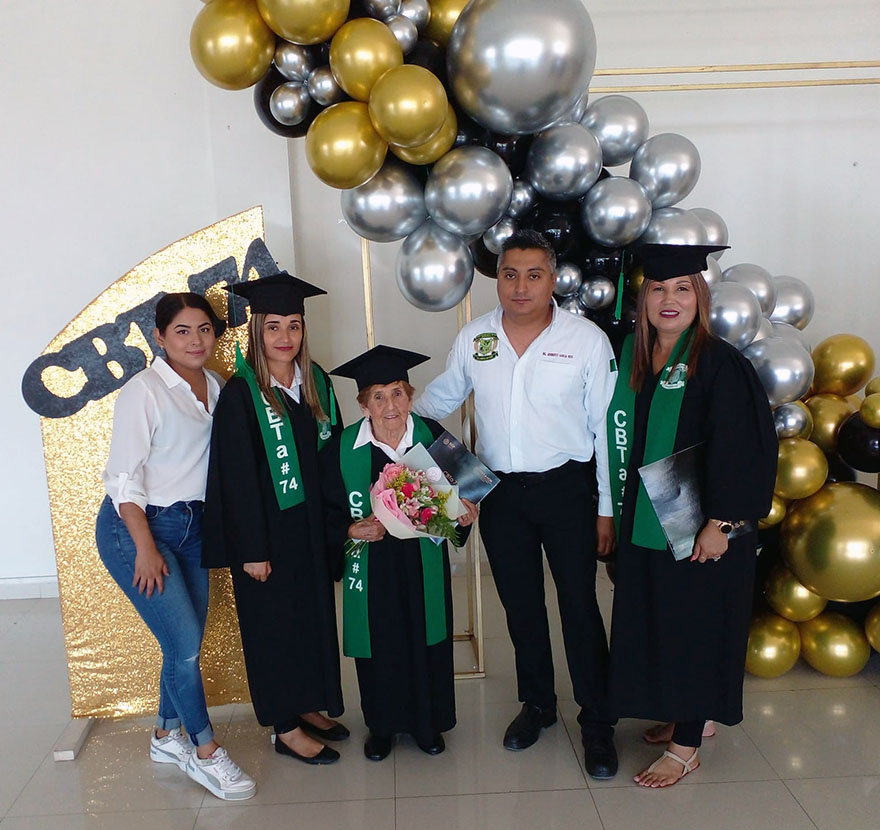 Esta anciana mexicana graduándose de bachillerato es lo más inspirador que verás hoy