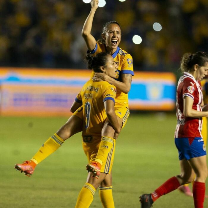 Estas futbolistas son la 1ª pareja de deportistas abiertamente lesbianas de México, y están esperando gemelos