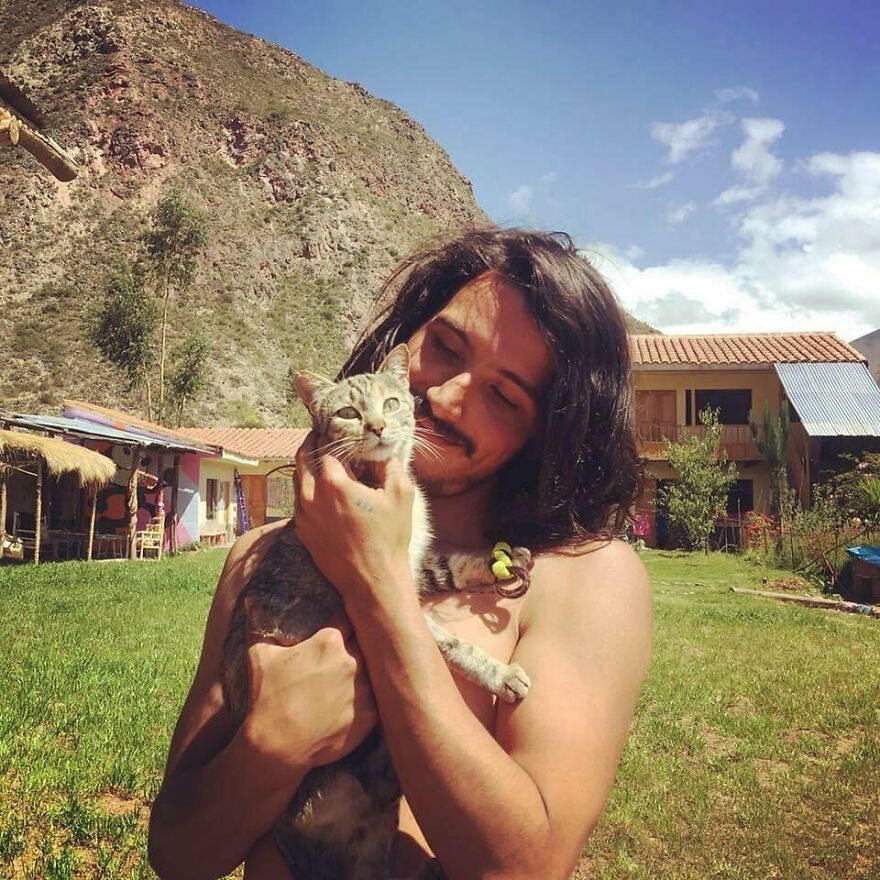 Este tiktoker peruano se ha vuelto popular en toda Latinamérica por salvar todos los gatos posibles