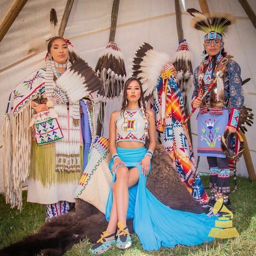 Esta joven modelo nativa americana usa su creciente fama para seguir luchando por sus tierras y la visibilidad de su gente