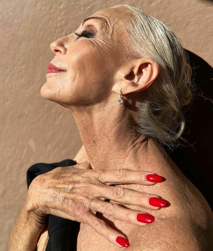 Esta modelo de 74 años viste como quiere a pesar de las críticas, y ayuda a romper estereotipos