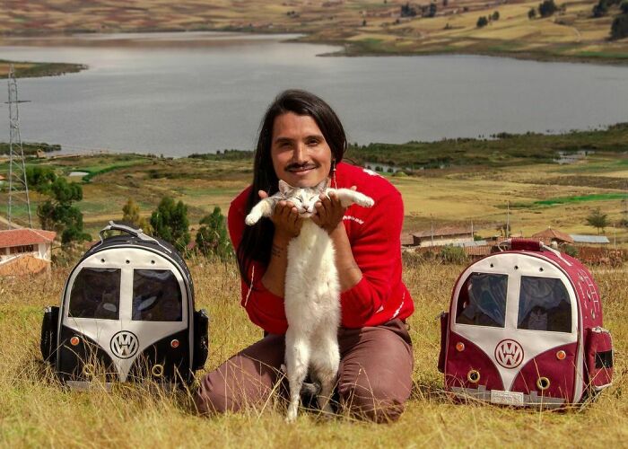 Este tiktoker peruano se ha vuelto popular en toda Latinamérica por salvar todos los gatos posibles