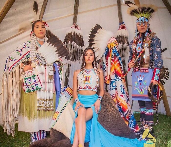 Esta joven modelo nativa americana usa su creciente fama para seguir luchando por sus tierras y la visibilidad de su gente