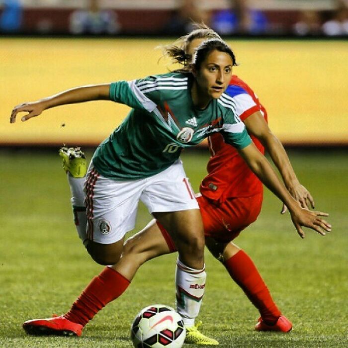 Estas futbolistas son la 1ª pareja de deportistas abiertamente lesbianas de México, y están esperando gemelos