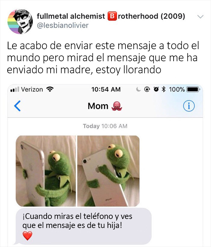 Esta linda y cariñosa madre haciendo memes para su hija