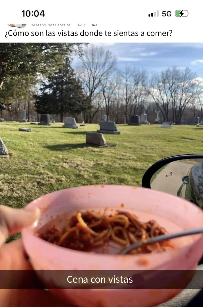 En un cementerio comiendo espaguetis en un cuenco de plástico, muy normal