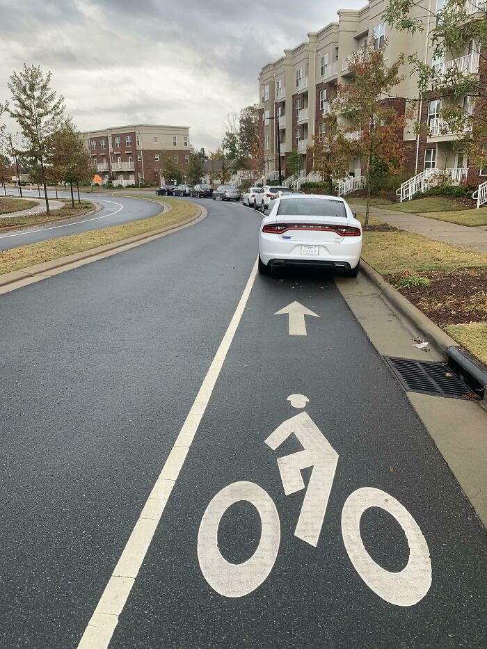 Disculpas por intentar ir en bici por el carril de aparcar coches, aparentemente