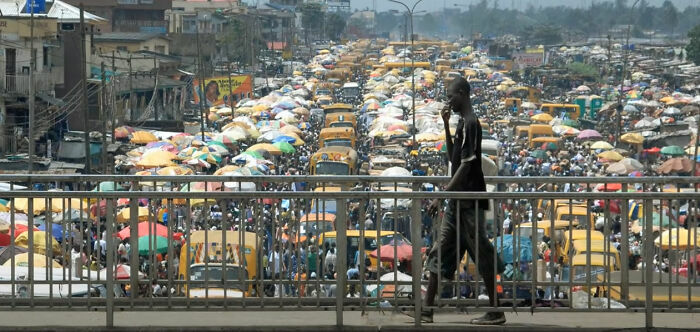 Hombre En Un Puente Peatonal Sobre El Tráfico De Lagos, Nigeria