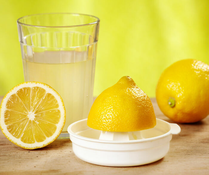 Si vas a exprimir limones o limas, mételos en el microondas entre 7 y 10 segundos y luego ruedalos por la mesa. ¡sale mucho jugo extra!