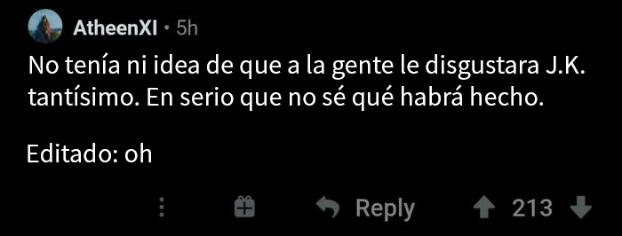 En los comentarios sobre Hogwarts Legacy hablando de J.K. Rowling