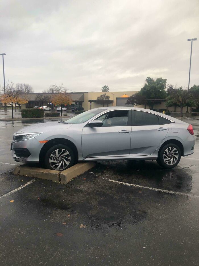 Mi amiga hizo esto hoy, el coche tiene 20 días