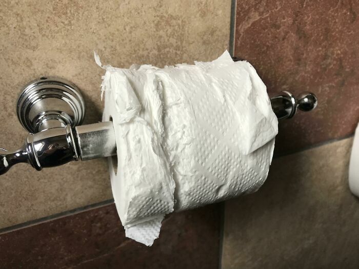 Cuando Trabajas En Una Fábrica De Papel Higiénico Pero Esperan Que Te Limpies Con Esto