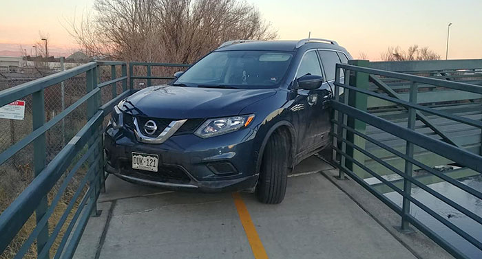 Este conductor decidió meterse en el puente para ciclistas y se quedó atascado