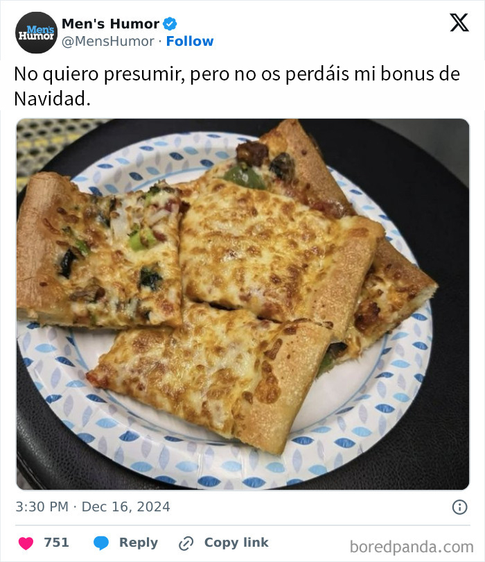 Pizza servida en un plato de papel, mostrando humor para hombres sobre un bono navideño.