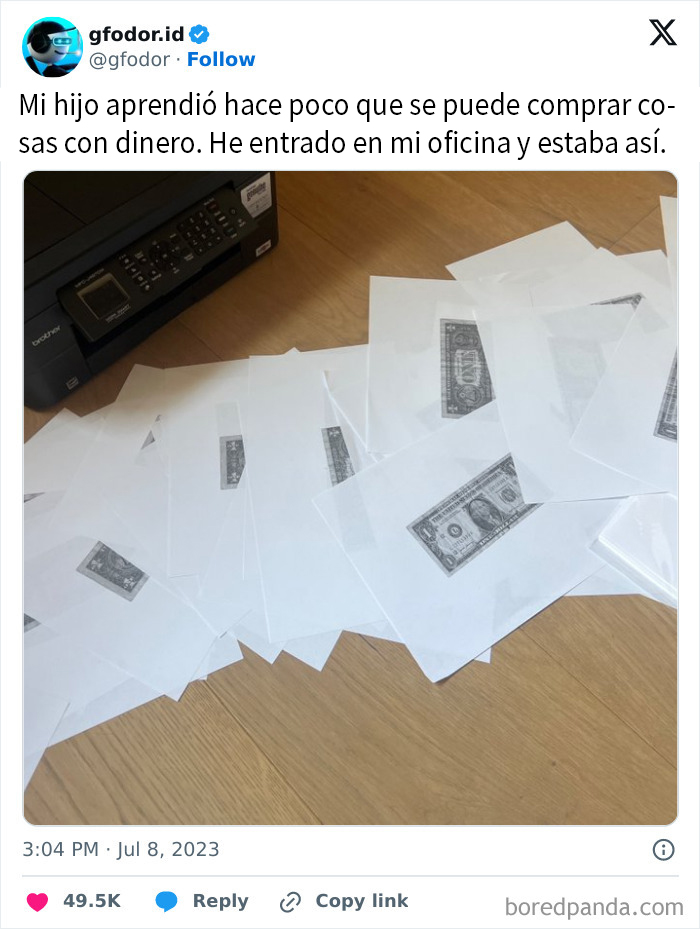 Papel con imágenes de billetes impresos en una oficina, ejemplo de tonterías divertidas que hacen los niños.
