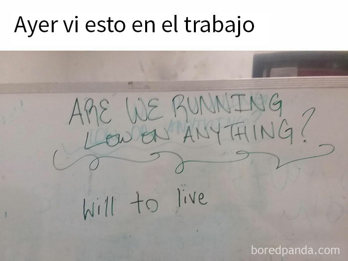 Pizarra con mensaje divertido en la oficina, relacionado con memes de la jornada laboral.